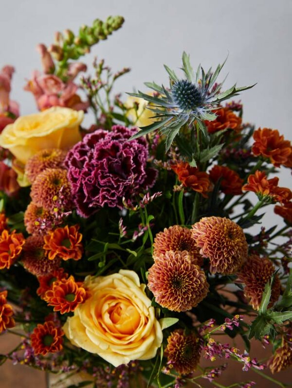 Bouquet Joy detail of dark carnations and yellow roses