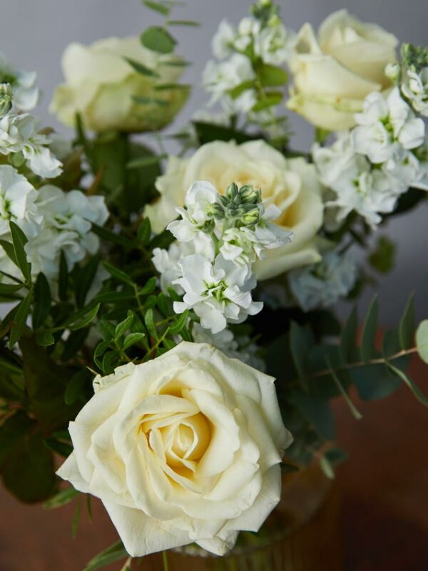 Bouquet Pure bouquet with white pansy and white roses