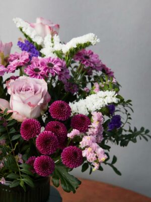 Bouquet Frutti di Bosco rosa lilla, margheritine lilla, statice bianco e verde di stagione