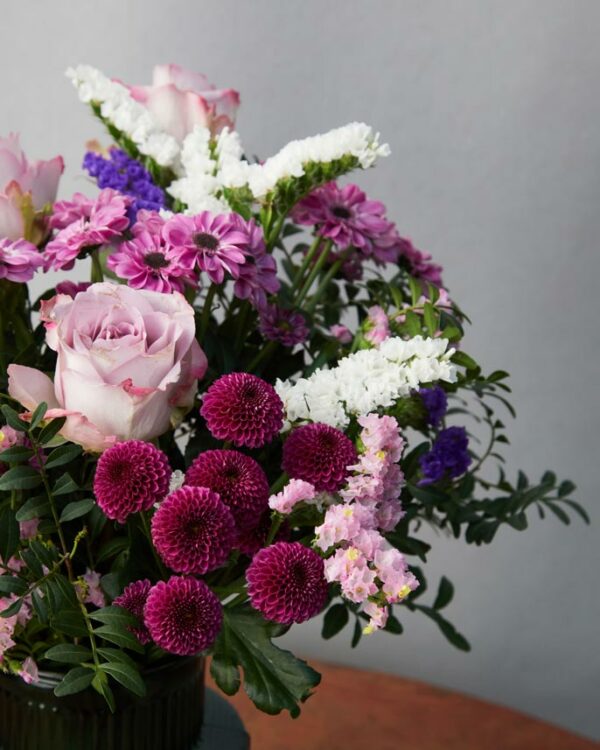 Bouquet Frutti di Bosco rosa lilla, margheritine lilla, statice bianco e verde di stagione