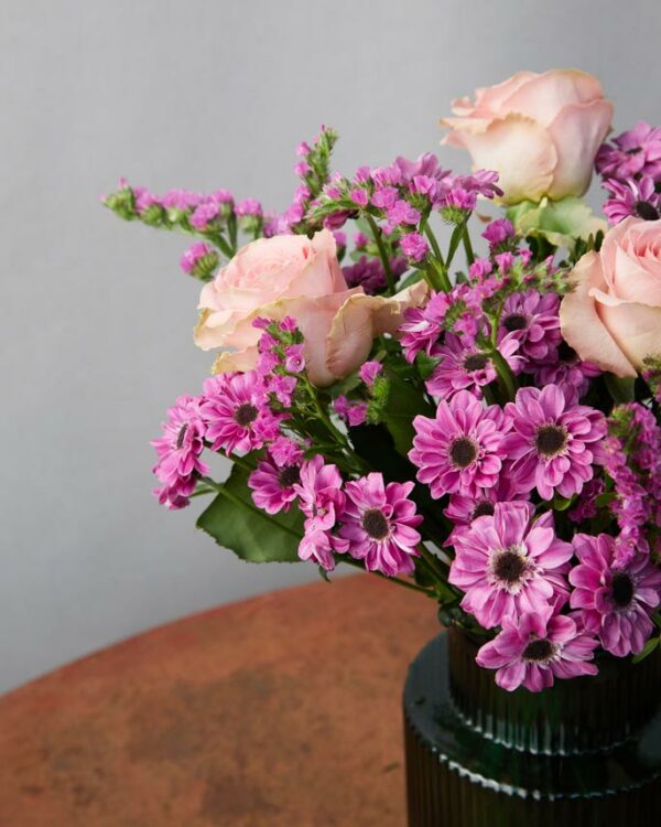 Bouquet Pink Bubble dettaglio di rose rosa, margheritine e statice fucsia